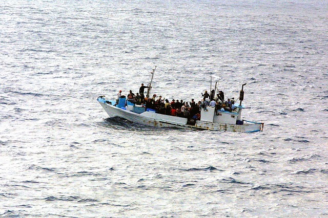 Flüchtlingsboot auf dem Meer